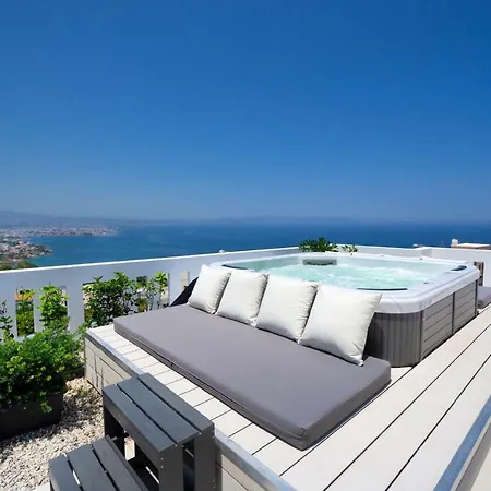 With Rooftop Hot Tub דירה